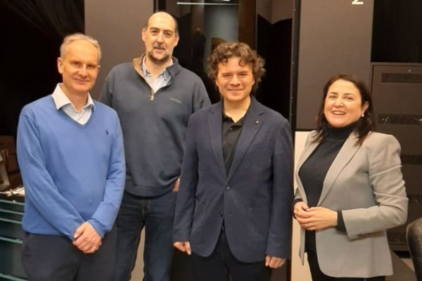 El Profesor Pablo Jarillo-Herrero visita las instalaciones del LMA